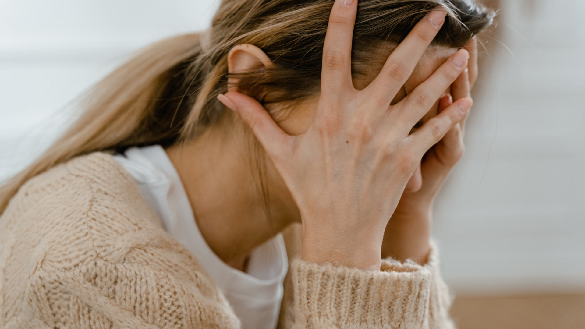 Negative Gedanken überwinden: Frau